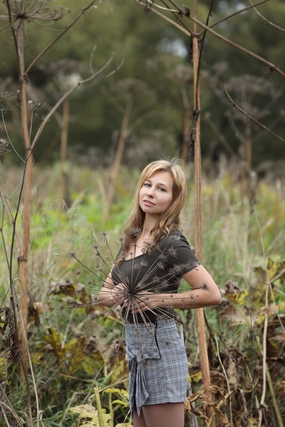 秋天户外千鸟格短裙美女写真图片